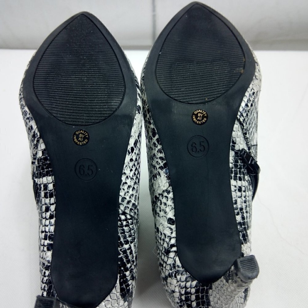 Worthington Ankle Boots Snakeskin Pattern 6.5 - Picture 9 of 11